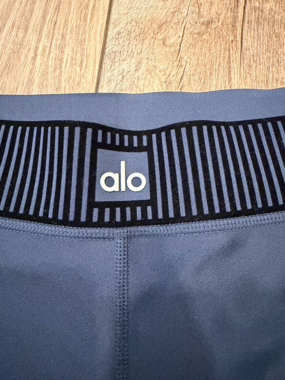 ALO Airlift High-Waist Line Up Capri in Navy Size S - Picture 9 of 13